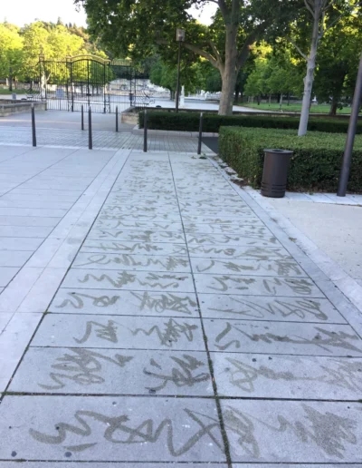Calligraphie éphémère réalisée au sol par l'artiste