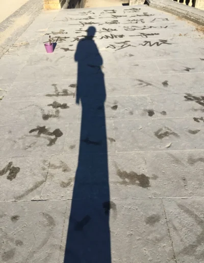 Tracé calligraphique éphémère au sol